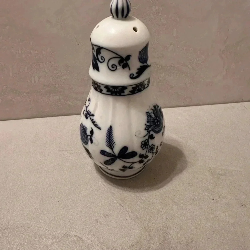 Seymour Mann VIENNA WOODS "Blue Onion Pattern" Salt Shaker - Picture 3 of 5